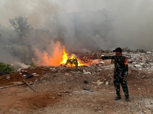 Sempat Padam, Api Kebakaran Sampah di Pisangan Tangsel Nyala Lagi