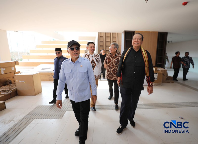 Menteri Koordinator Bidang Pangan Zulkifli Hasan, CEO CT Corp Chairul Tanjung dan Pengurus Besar Nahdlatul Ulama (PBNU) Mohammad Nuh mengunjungi SMA Kebangsaan Lampung, Jumat (4/9/2026). (CNBC Indonesia/Tri Susilo)
