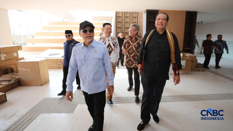 Menteri Koordinator Bidang Pangan Zulkifli Hasan, CEO CT Corp Chairul Tanjung danPengurus Besar Nahdlatul Ulama (PBNU) Mohammad Nuh mengunjungiSMA Kebangsaan Lampung, Jumat (4/9/2026). (CNBC Indonesia/Tri Susilo)