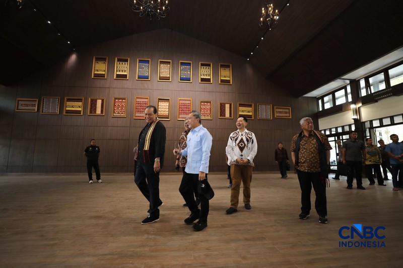 Menteri Koordinator Bidang Pangan Zulkifli Hasan, CEO CT Corp Chairul Tanjung dan Pengurus Besar Nahdlatul Ulama (PBNU) Mohammad Nuh mengunjungi SMA Kebangsaan Lampung, Jumat (4/9/2026). (CNBC Indonesia/Tri Susilo)