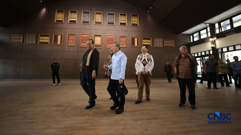 Menteri Koordinator Bidang Pangan Zulkifli Hasan, CEO CT Corp Chairul Tanjung dan Pengurus Besar Nahdlatul Ulama (PBNU) Mohammad Nuh mengunjungi SMA Kebangsaan Lampung, Jumat (4/9/2026).
