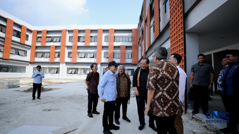Menteri Koordinator Bidang Pangan Zulkifli Hasan, CEO CT Corp Chairul Tanjung dan Pengurus Besar Nahdlatul Ulama (PBNU) Mohammad Nuh mengunjungi SMA Kebangsaan Lampung, Jumat (4/9/2026).