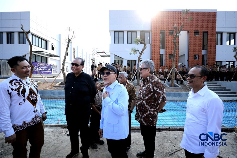 Menteri Koordinator Bidang Pangan Zulkifli Hasan, CEO CT Corp Chairul Tanjung dan Pengurus Besar Nahdlatul Ulama (PBNU) Mohammad Nuh mengunjungi SMA Kebangsaan Lampung, Jumat (4/9/2026). (CNBC Indonesia/Tri Susilo)