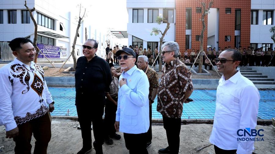 Menteri Koordinator Bidang Pangan Zulkifli Hasan, CEO CT Corp Chairul Tanjung dan Pengurus Besar Nahdlatul Ulama (PBNU) Mohammad Nuh mengunjungi SMA Kebangsaan Lampung, Jumat (4/9/2026).