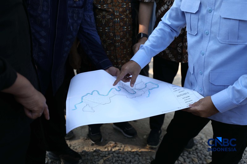 Menteri Koordinator Bidang Pangan Zulkifli Hasan, CEO CT Corp Chairul Tanjung dan Pengurus Besar Nahdlatul Ulama (PBNU) Mohammad Nuh mengunjungi SMA Kebangsaan Lampung, Jumat (4/9/2026). (CNBC Indonesia/Tri Susilo)