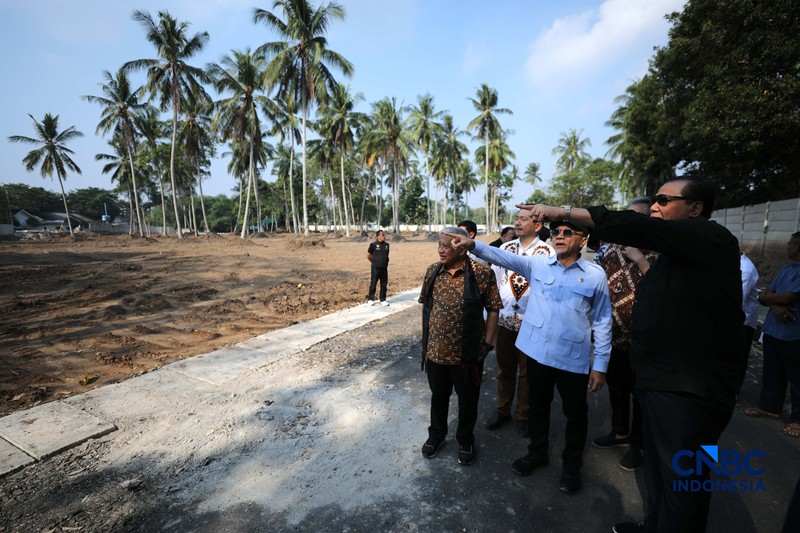 Menteri Koordinator Bidang Pangan Zulkifli Hasan, CEO CT Corp Chairul Tanjung dan Pengurus Besar Nahdlatul Ulama (PBNU) Mohammad Nuh mengunjungi SMA Kebangsaan Lampung, Jumat (4/9/2026). (CNBC Indonesia/Tri Susilo)