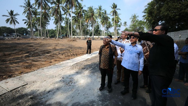 Menteri Koordinator Bidang Pangan Zulkifli Hasan, CEO CT Corp Chairul Tanjung dan Pengurus Besar Nahdlatul Ulama (PBNU) Mohammad Nuh mengunjungi SMA Kebangsaan Lampung, Jumat (4/9/2026).
