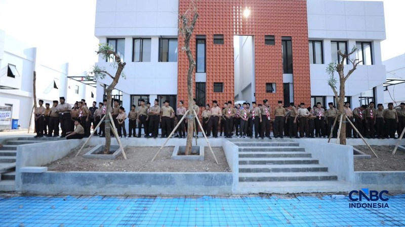 Menteri Koordinator Bidang Pangan Zulkifli Hasan, CEO CT Corp Chairul Tanjung dan Pengurus Besar Nahdlatul Ulama (PBNU) Mohammad Nuh mengunjungi SMA Kebangsaan Lampung, Jumat (4/9/2026).