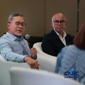 Menteri Koordinator Bidang Pangan Zulkifli Hasan (Zulhas) dan Dirgayuza Setiawan dalam acara peluncuran buku Pangan Indonesia: Dari Piring Sehat ke Manusia Unggul di Jakarta International Convention Center (JICC), Jakarta, Jumat (4/9/2026). (CNBC Ind