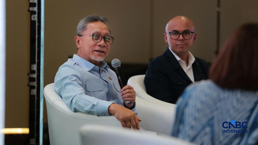 Menteri Koordinator Bidang Pangan Zulkifli Hasan (Zulhas) dan Dirgayuza Setiawan dalam acara peluncuran buku Pangan Indonesia: Dari Piring Sehat ke Manusia Unggul di Jakarta International Convention Center (JICC), Jakarta, Jumat (4/9/2026). (CNBC Ind