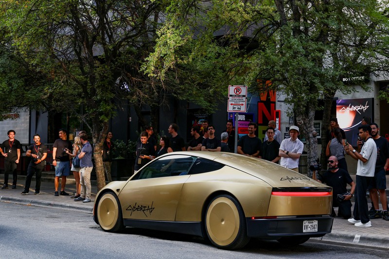 Patroli polisi berkuda saat Tesla Cybercab berwarna emas tiba untuk sebuah acara di pusat kota Austin, Texas, AS, pada 3 September 2026. (REUTERS/Kaylee Greenlee)