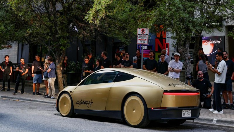 Orang-orang menyaksikan kedatangan Tesla Cybercab berwarna emas untuk sebuah acara di pusat kota Austin, Texas, AS, pada 3 September 2026.