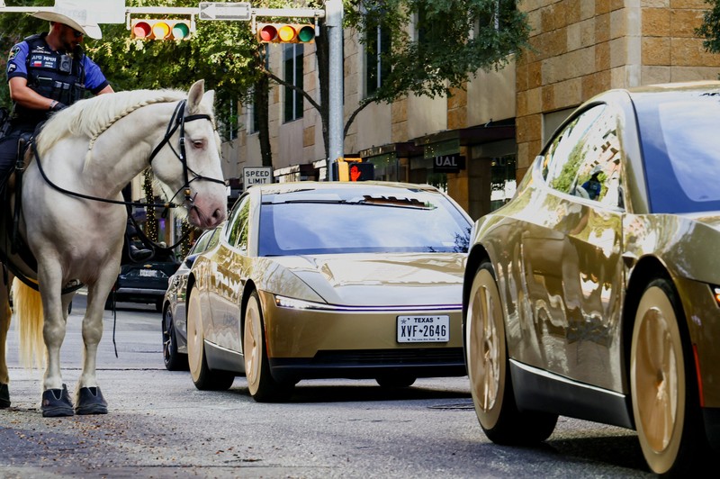 Patroli polisi berkuda saat Tesla Cybercab berwarna emas tiba untuk sebuah acara di pusat kota Austin, Texas, AS, pada 3 September 2026. (REUTERS/Kaylee Greenlee)