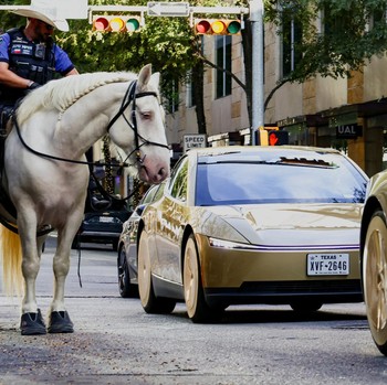 Patroli polisi berkuda saat Tesla Cybercab berwarna emas tiba untuk sebuah acara di pusat kota Austin, Texas, AS, pada 3 September 2026. (REUTERS/Kaylee Greenlee)