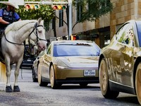 Patroli polisi berkuda saat Tesla Cybercab berwarna emas tiba untuk sebuah acara di pusat kota Austin, Texas, AS, pada 3 September 2026. (REUTERS/Kaylee Greenlee)