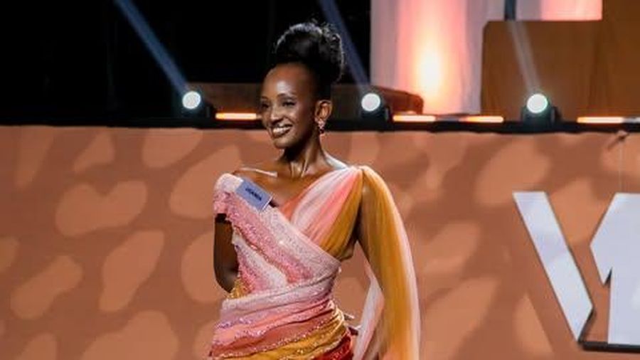 Penampilan Miss World Uganda Elle Muhoza mencuri perhatian lewat gaun yang dikenakannya dalam rangkaian kompetisi Miss World di Vietnam. (Instagram/missworld)