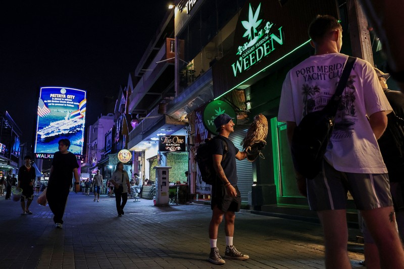 Personel militer AS dari kapal induk kelas Nimitz USS Abraham Lincoln yang sedang bersandar di Pelabuhan Laem Chabang untuk beristirahat setelah penugasan panjang di Timur Tengah&mdash;berfoto bersama seekor burung hantu di Walking Street, Pattaya, Thailand, Kamis (3/9/2026). (REUTERS/Chalinee Thirasupa)