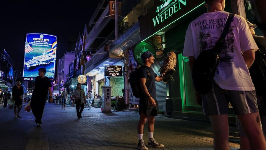 Personel militer AS dari kapal induk kelas Nimitz USS Abraham Lincoln yang sedang bersandar di Pelabuhan Laem Chabang untuk beristirahat setelah penugasan panjang di Timur Tengah—berfoto bersama seekor burung hantu di Walking Street, Pattaya, Thailand, Kamis (3/9/2026). (REUTERS/Chalinee Thirasupa)