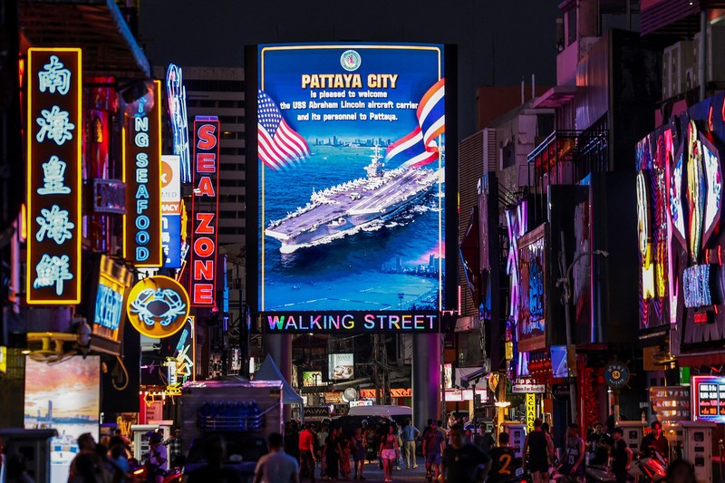 Personel militer AS dari kapal induk kelas Nimitz USS Abraham Lincoln yang sedang bersandar di Pelabuhan Laem Chabang untuk beristirahat setelah penugasan panjang di Timur Tengah&mdash;berfoto bersama seekor burung hantu di Walking Street, Pattaya, Thailand, Kamis (3/9/2026). (REUTERS/Chalinee Thirasupa)