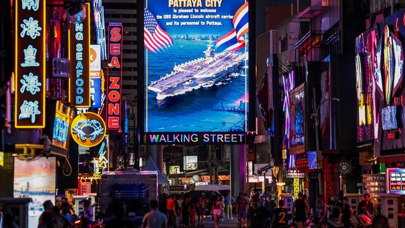 Personel militer AS dari kapal induk kelas Nimitz USS Abraham Lincoln yang sedang bersandar di Pelabuhan Laem Chabang untuk beristirahat setelah penugasan panjang di Timur Tengah—berfoto bersama seekor burung hantu di Walking Street, Pattaya, Thailand, Kamis (3/9/2026). (REUTERS/Chalinee Thirasupa)