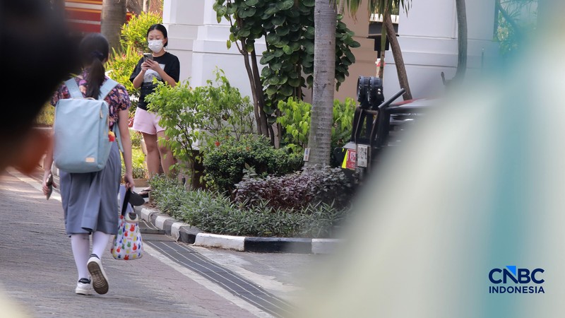 Petugas pemadam kebakaran (damkar) mengevakuasi sejumlah penghuni apartemen saat terjadi kebakaran di kawasan Tanah Abang, Jakarta, Jumat (4/9/2026). (CNBC Indonesia/Muhammad Sabki)