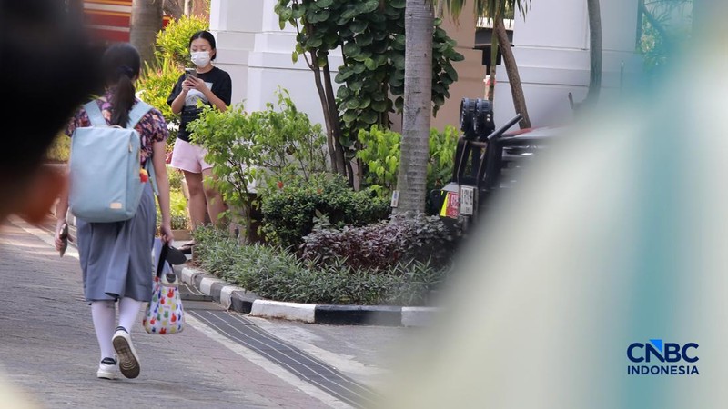 Petugas pemadam kebakaran (damkar) mengevakuasi sejumlah penghuni apartemen saat terjadi kebakaran di kawasan Tanah Abang, Jakarta, Jumat (4/9/2026).