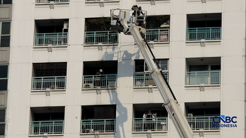 Petugas pemadam kebakaran (damkar) mengevakuasi sejumlah penghuni apartemen saat terjadi kebakaran di kawasan Tanah Abang, Jakarta, Jumat (4/9/2026). (CNBC Indonesia/Muhammad Sabki)