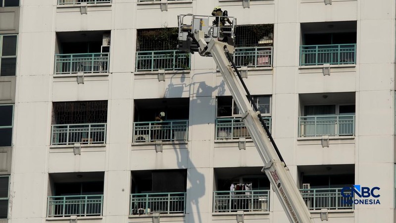 Petugas pemadam kebakaran (damkar) mengevakuasi sejumlah penghuni apartemen saat terjadi kebakaran di kawasan Tanah Abang, Jakarta, Jumat (4/9/2026).