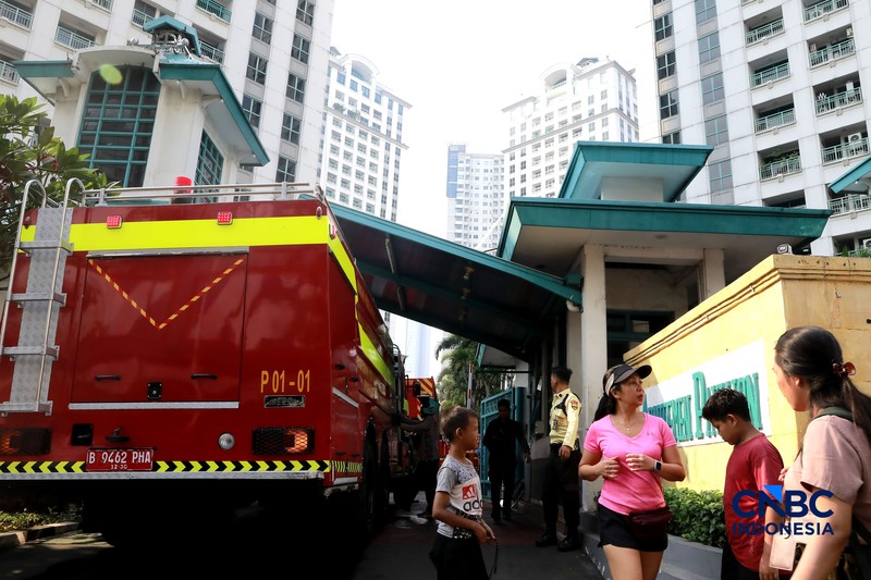 Petugas pemadam kebakaran (damkar) mengevakuasi sejumlah penghuni apartemen saat terjadi kebakaran di kawasan Tanah Abang, Jakarta, Jumat (4/9/2026). (CNBC Indonesia/Muhammad Sabki)