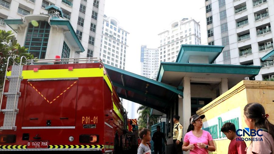 Petugas pemadam kebakaran (damkar) mengevakuasi sejumlah penghuni apartemen saat terjadi kebakaran di kawasan Tanah Abang, Jakarta, Jumat (4/9/2026). (CNBC Indonesia/Muhammad Sabki)