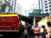 Petugas pemadam kebakaran (damkar) mengevakuasi sejumlah penghuni apartemen saat terjadi kebakaran di kawasan Tanah Abang, Jakarta, Jumat (4/9/2026). (CNBC Indonesia/Muhammad Sabki)