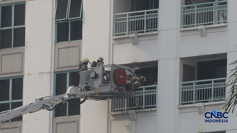 Petugas pemadam kebakaran (damkar) mengevakuasi sejumlah penghuni apartemen saat terjadi kebakaran di kawasan Tanah Abang, Jakarta, Jumat (4/9/2026). (CNBC Indonesia/Muhammad Sabki)