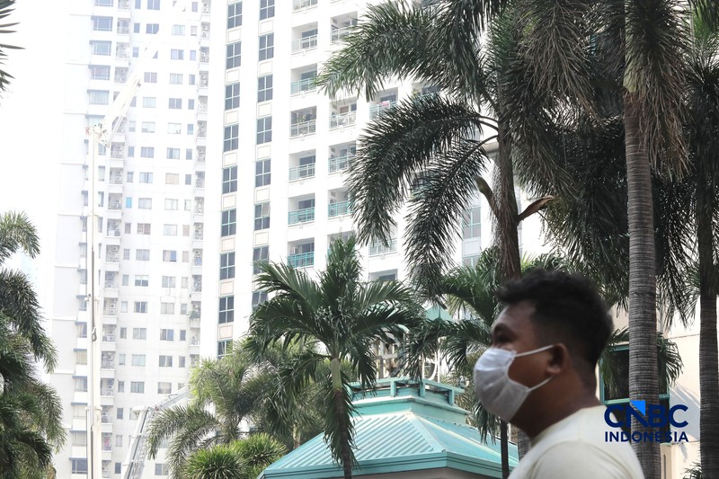 Petugas pemadam kebakaran (damkar) mengevakuasi sejumlah penghuni apartemen saat terjadi kebakaran di kawasan Tanah Abang, Jakarta, Jumat (4/9/2026). (CNBC Indonesia/Muhammad Sabki)