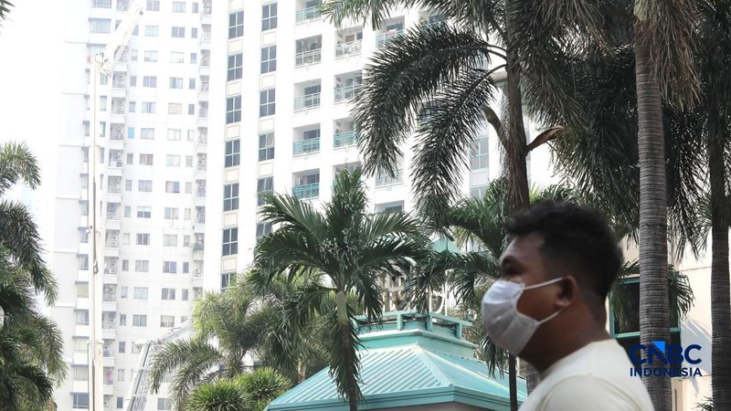 Petugas pemadam kebakaran (damkar) mengevakuasi sejumlah penghuni apartemen saat terjadi kebakaran di kawasan Tanah Abang, Jakarta, Jumat (4/9/2026).