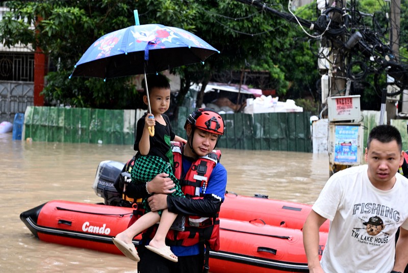 Petugas penyelamat mengevakuasi warga di tengah banjir di Fuzhou , Provinsi Fujian, China, Kamis (3/9/2026). (via REUTERS/cnsphoto)
