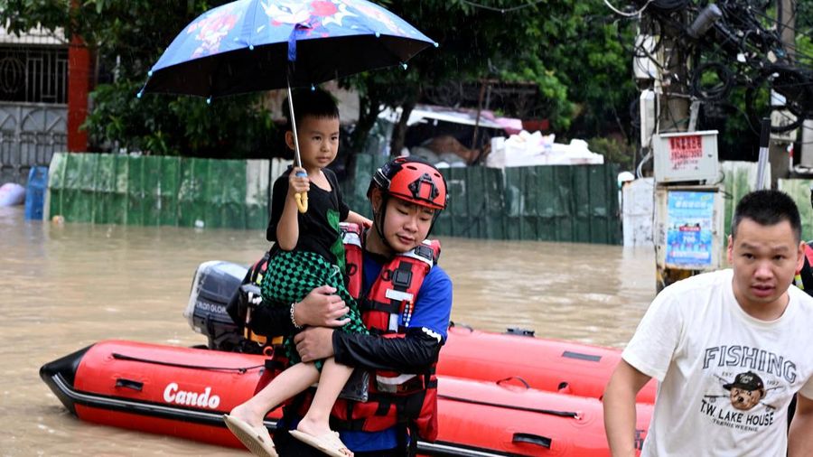 Petugas penyelamat mengevakuasi warga di tengah banjir di Fuzhou , Provinsi Fujian, China, Kamis (3/9/2026). (via REUTERS/cnsphoto)