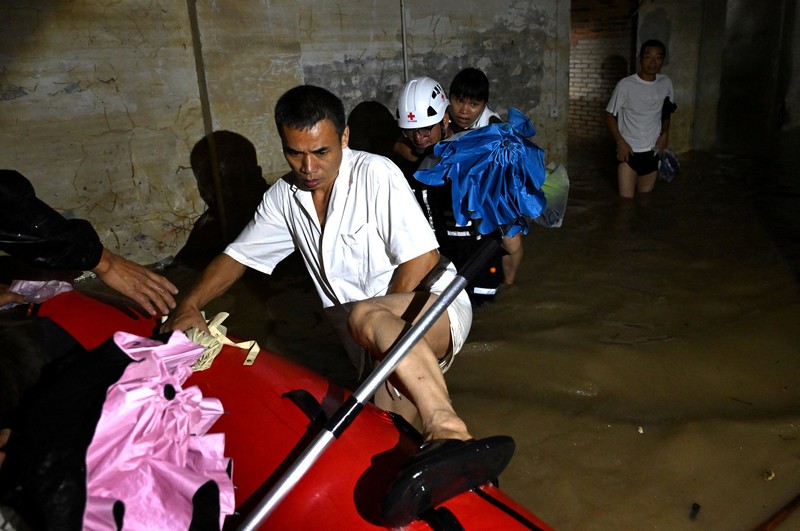 Petugas penyelamat mengevakuasi warga di tengah banjir di Fuzhou , Provinsi Fujian, China, Kamis (3/9/2026). (via REUTERS/cnsphoto)