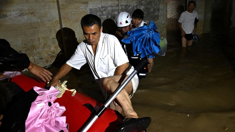 Petugas penyelamat mengevakuasi warga di tengah banjir di Fuzhou , Provinsi Fujian, China, Kamis (3/9/2026). (via REUTERS/cnsphoto)