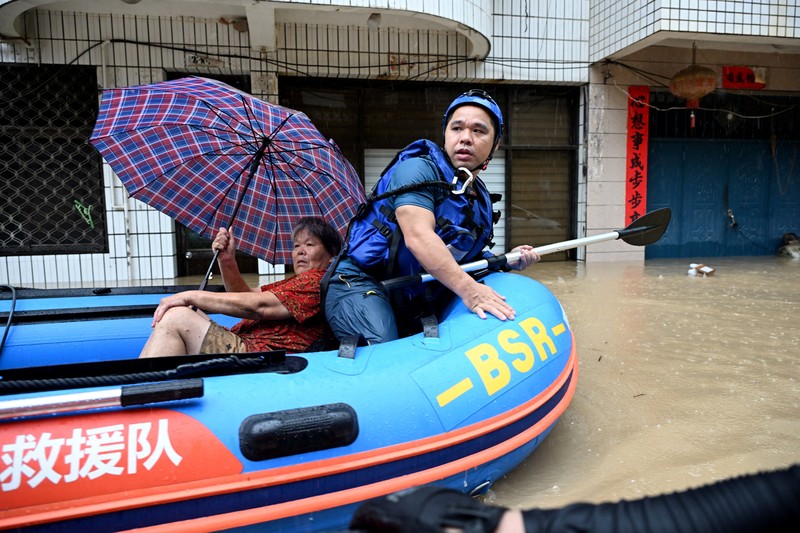 Petugas penyelamat mengevakuasi warga di tengah banjir di Fuzhou , Provinsi Fujian, China, Kamis (3/9/2026). (via REUTERS/cnsphoto)