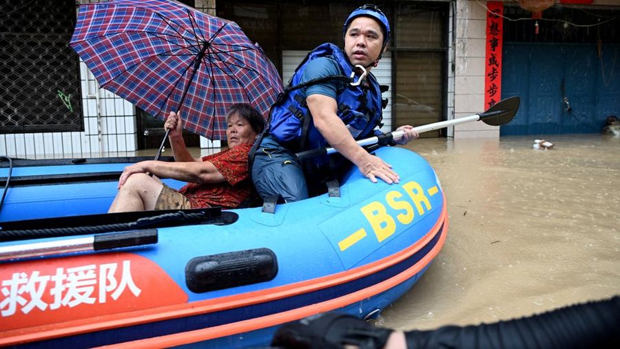 Petugas penyelamat mengevakuasi warga di tengah banjir di Fuzhou , Provinsi Fujian, China, Kamis (3/9/2026). (via REUTERS/cnsphoto)