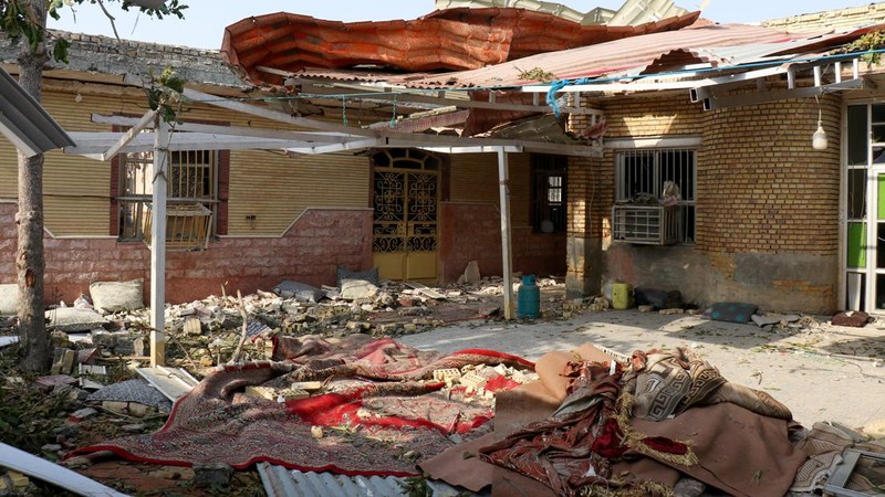 Puing-puing berserakan di sekitar rumah-rumah yang rusak akibat serangan yang dilaporkan terjadi di dekat lokasi pesta pernikahan di Kuhestak, Sirik, Iran, Rabu (2/9/2026). (via REUTERS/Razieh Poudat/ISNA/via WANA)