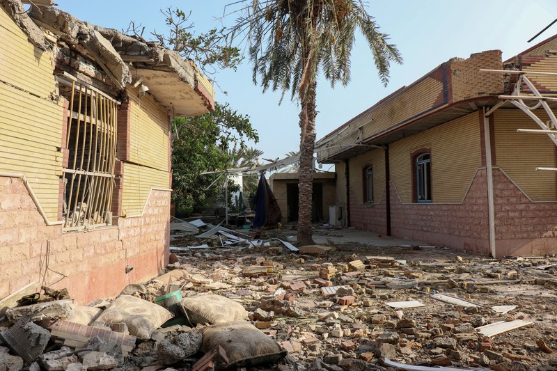 Cuplikan gambar dari video drone yang diambil pada 2 September memperlihatkan kerusakan pada halaman dan lubang di atap sebuah rumah tempat upacara pernikahan dilangsungkan. (Tangkapan Layar VIdeo/REUTERS)