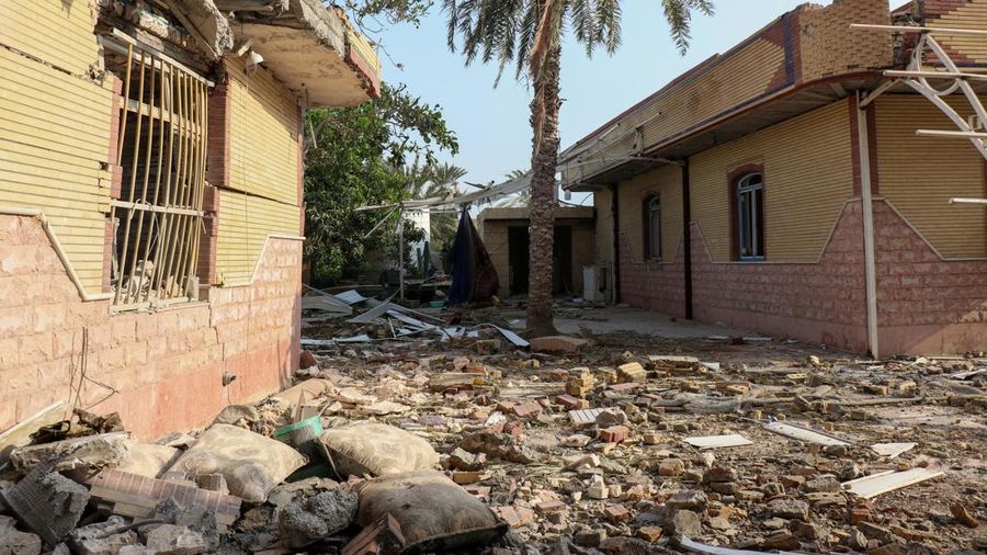 Puing-puing berserakan di sekitar rumah-rumah yang rusak akibat serangan yang dilaporkan terjadi di dekat lokasi pesta pernikahan di Kuhestak, Sirik, Iran, Rabu (2/9/2026). (via REUTERS/Razieh Poudat/ISNA/via WANA)