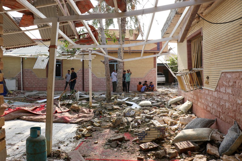 Cuplikan gambar dari video drone yang diambil pada 2 September memperlihatkan kerusakan pada halaman dan lubang di atap sebuah rumah tempat upacara pernikahan dilangsungkan. (Tangkapan Layar VIdeo/REUTERS)