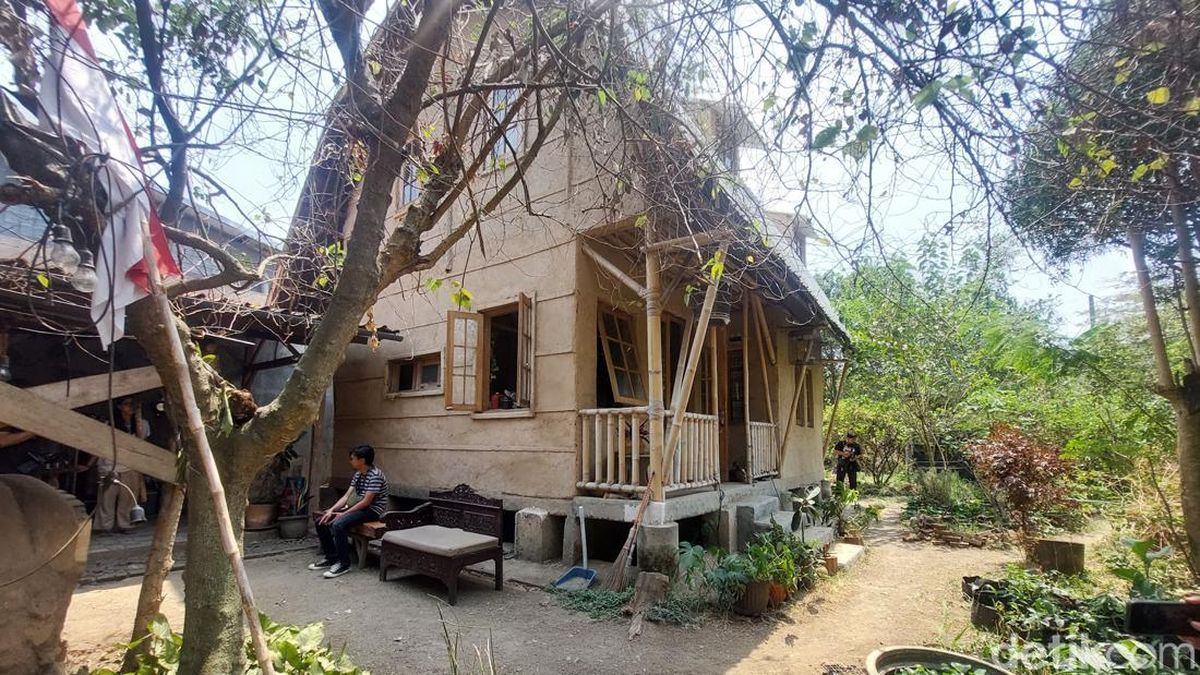 Tanpa Semen dan Bata, Intip 'Rumah Tanah' di Cimahi