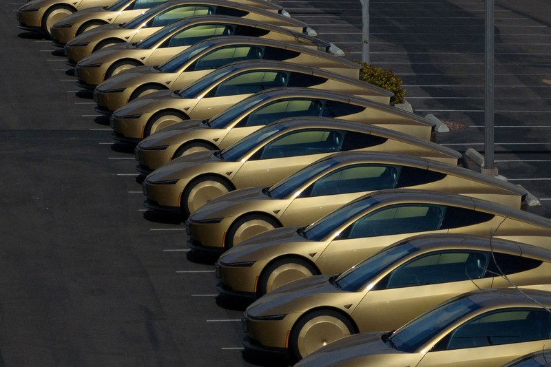 Patroli polisi berkuda saat Tesla Cybercab berwarna emas tiba untuk sebuah acara di pusat kota Austin, Texas, AS, pada 3 September 2026. (REUTERS/Kaylee Greenlee)