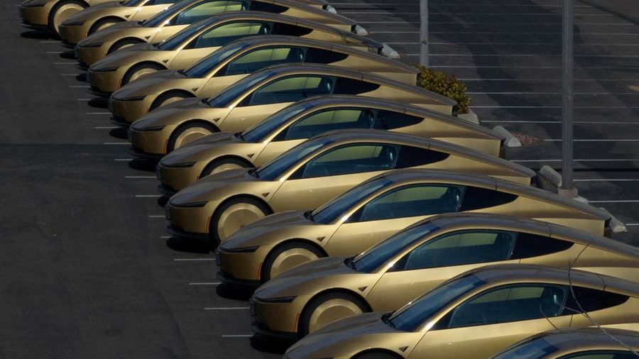 Sebuah pemandangan dari drone memperlihatkan Tesla Cybercab berwarna emas berjejer di sebuah tempat parkir di San Diego, California, AS, pada 12 Agustus 2026.
