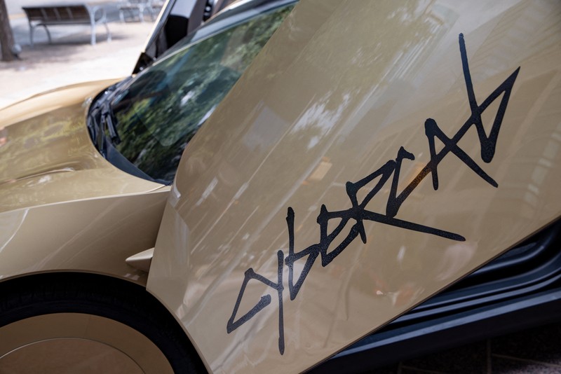 Patroli polisi berkuda saat Tesla Cybercab berwarna emas tiba untuk sebuah acara di pusat kota Austin, Texas, AS, pada 3 September 2026. (REUTERS/Kaylee Greenlee)