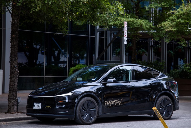 Patroli polisi berkuda saat Tesla Cybercab berwarna emas tiba untuk sebuah acara di pusat kota Austin, Texas, AS, pada 3 September 2026. (REUTERS/Kaylee Greenlee)