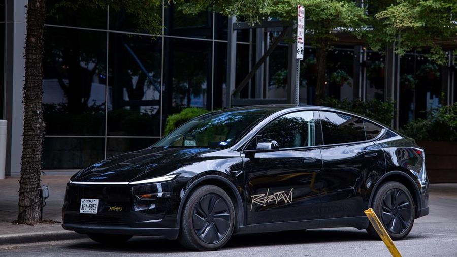 Sebuah Tesla Robotaxi berwarna hitam terparkir di depan sebuah hotel menjelang sebuah acara di Austin, Texas, AS, pada 3 September 2026.